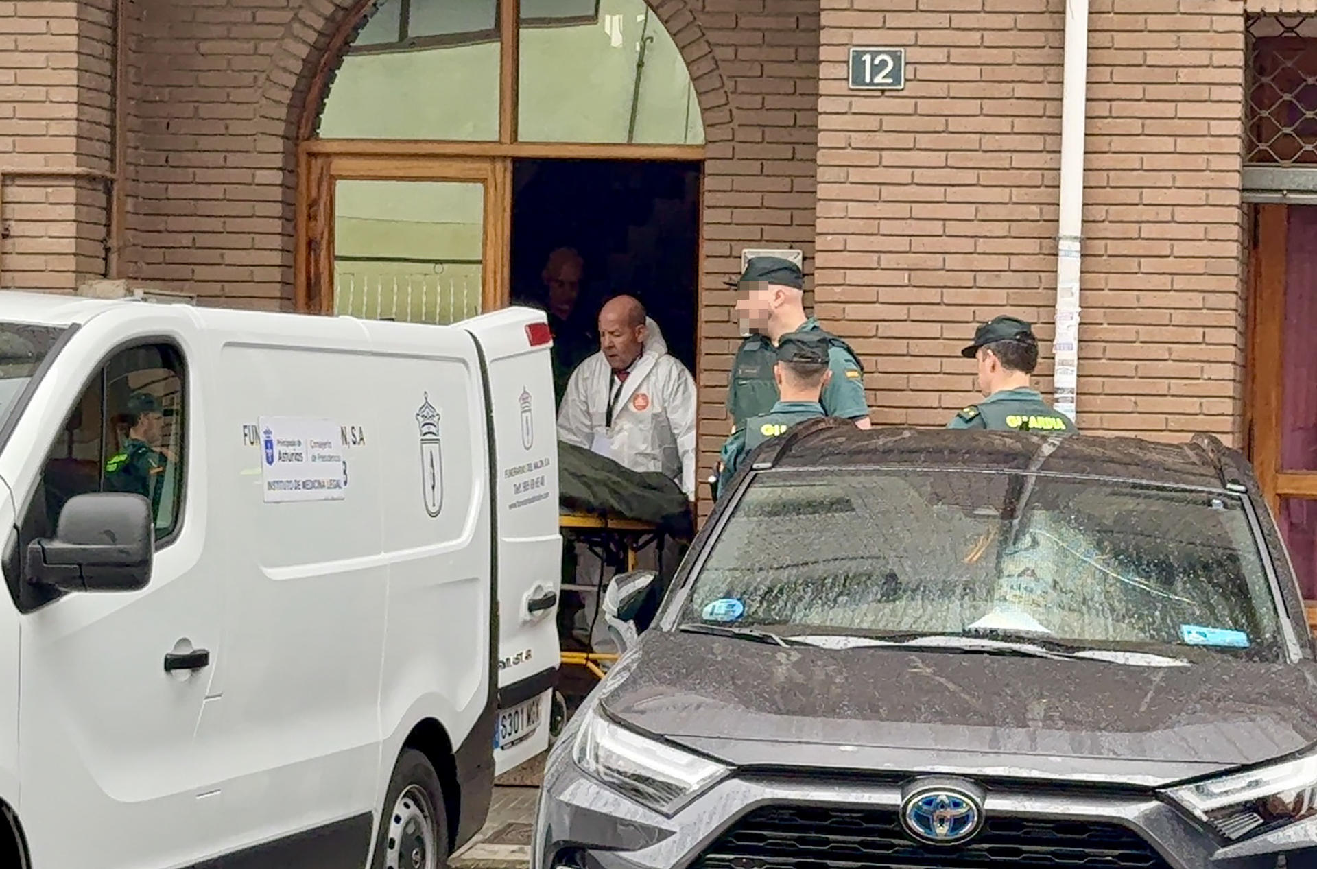 La Guardia Civil ha detenido a un hombre de 90 años como presunto autor del asesinato con arma blanca de su mujer, de 86 años, en su domicilio familiar de Pola de Laviana, han informado a EFE fuentes de la investigación. EFE/J.L. Cereijido