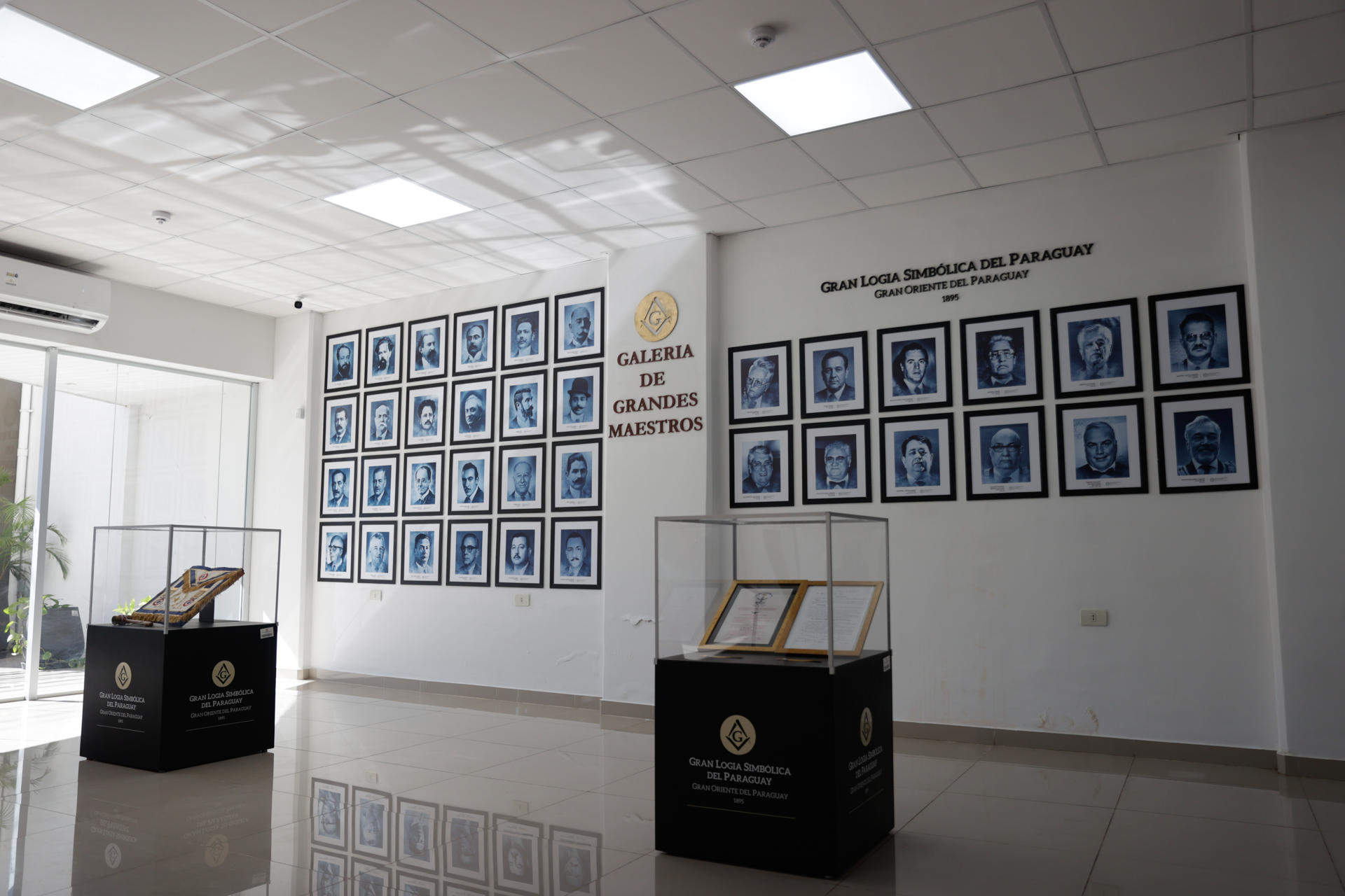 Fotografía del 19 de julio de 2025 de la exhibición del Museo Histórico de la Masonería en Paraguay, en el Centro Cultural de la Gran Logia Simbólica del Paraguay en Asunción (Paraguay). EFE/ Juan Pablo Pino