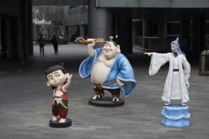 Figuras de los personajes Nezha (i), Taiyi Zhenren (c) y Ao Bing (d) de la saga de animación 'Ne Zha' en Pekín, China, en una imagen de archivo. EFE/EPA/ANDRES MARTINEZ CASARES