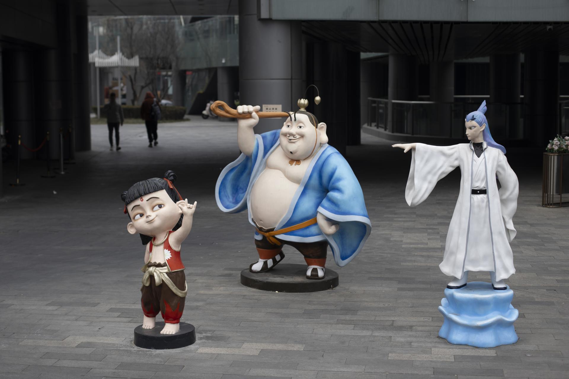 Figuras de los personajes Nezha (i), Taiyi Zhenren (c) y Ao Bing (d) de la saga de animación 'Ne Zha' en Pekín, China, en una imagen de archivo. EFE/EPA/ANDRES MARTINEZ CASARES