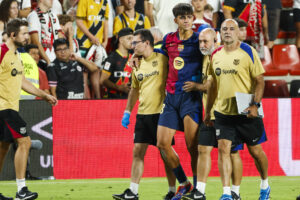 El centrocampista del FC Barcelona Marc Bernal (3d) se retira lesionado durante el partido que disputaba ante el Rayo en LaLiga en Vallecas. EFE/Mariscal