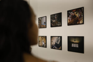 Una persona asiste a la exposición 'Un extraño don de regresar. Diálogos fotográficos entre España y Panamá' este jueves, en el Centro Cultural de España (CCE) en Ciudad de Panamá (Panamá). EFE/ Bienvenido Velasco