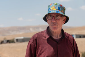 El judío israelí Ben Zion Eshel (c), de 61 años, en la aldea beduina palestina de Ras Ein al Auya, en Cisjordania ocupada. EFE/ Magda Gibelli