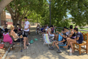 Familiares y amigos de Raúl Heredia, un vecino de Mijas (Málaga) de 41 años desaparecido hace una semana, acampados en las inmediaciones del último lugar donde se ha visto a Heredia, siguen de cerca las labores de búsqueda de la Guardia Civil. EFE/ Esther Gómez