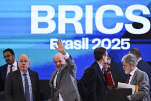 Fotografía de archivo, tomada el pasado 26 de febrero, del presidente de Brasil, Luiz Inácio Lula da Silva (c), tras asumir la presidencia pro tempore del foro BRICS, en Brasilia (Brasil). EFE/Andre Borges
