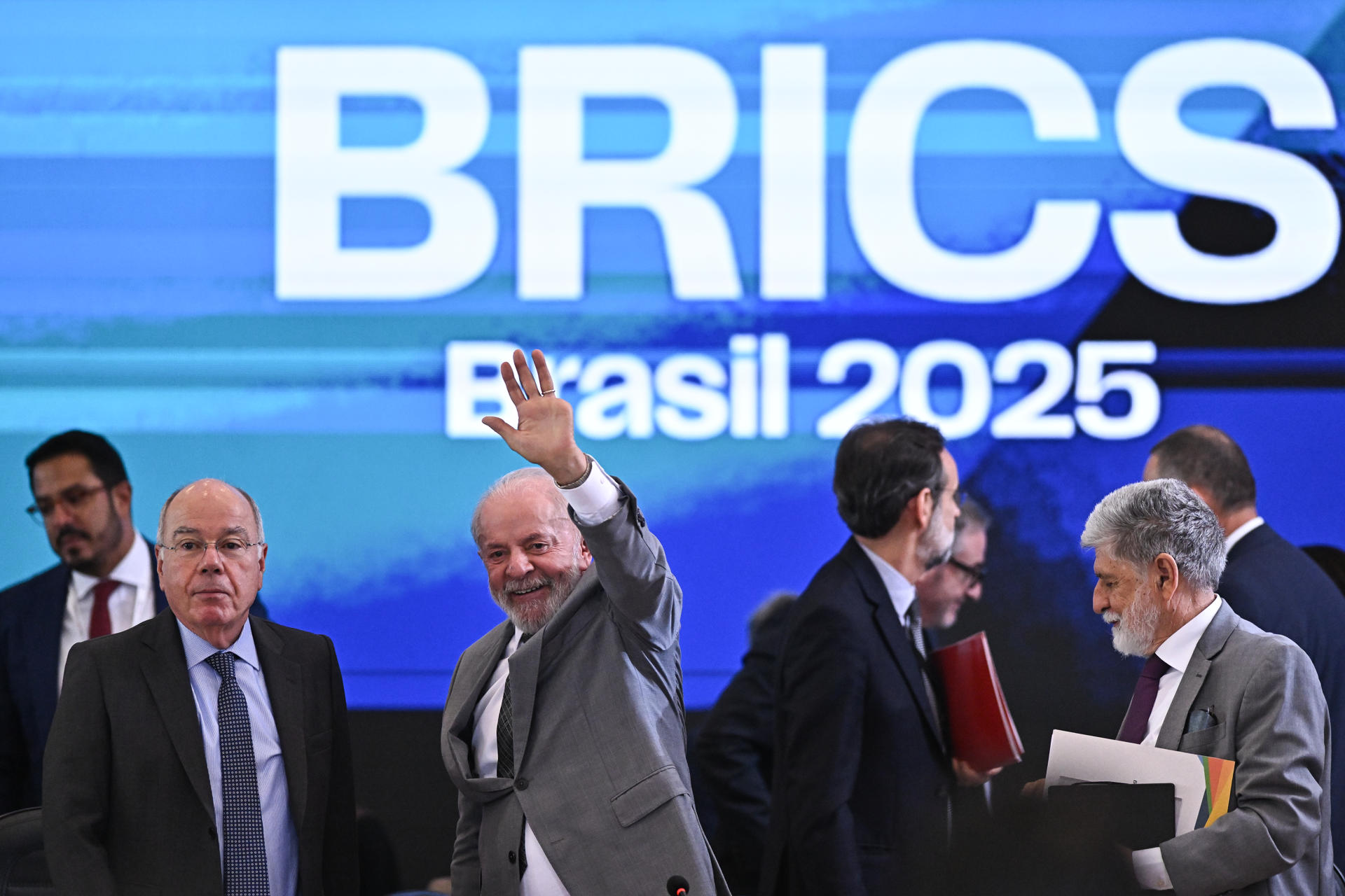 Fotografía de archivo, tomada el pasado 26 de febrero, del presidente de Brasil, Luiz Inácio Lula da Silva (c), tras asumir la presidencia pro tempore del foro BRICS, en Brasilia (Brasil). EFE/Andre Borges
