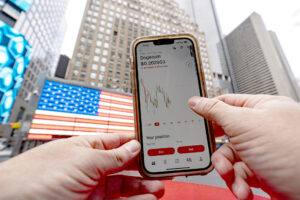 Una persona revisa el movimiento de la criptomoneda Dogecoin en una aplicación móvil en Nueva York (EE.UU.). Foto de archivo. EFE/ Ángel Colmenares