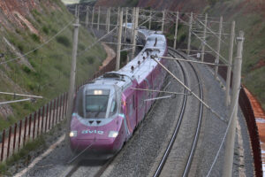 Imagen de archivo de un tren de alta velocidad en el trayecto Madrid-Sevilla circulando por uno de los puntos que fue objeto del robo de cable el pasado 4 de mayo en Toledo. EFE/ Ismael Herrero