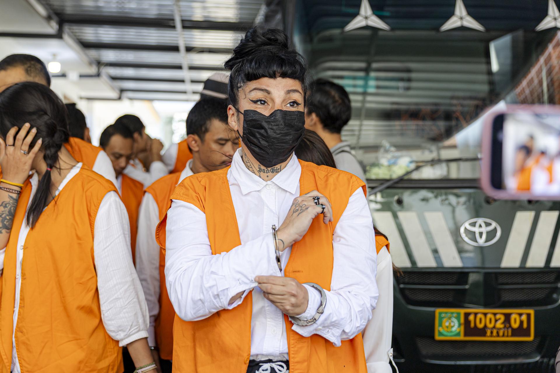 DENPASAR (Indonesia), 24/07/2025.- Argentinian national, Eleonora Gracia (L) arrives at the Denpasar District Court in Denpasar, Bali, Indonesia, 24 July 2025. A British man and Argentinian woman face charges of smuggling cocaine to the Indonesian tourist island of Bali, since June 2025. EFE/EPA/MADE NAGI
