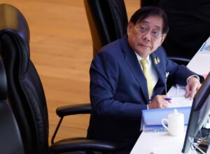 Imagen de archivo que muestra al ministro de Finanzas tailandés, Pichai Chunhavajira, el 28 de mayo de 2025, durante una sesión el Parlamento, en Bangkok, Tailandia. EFE/EPA/NARONG SANGNAK