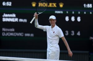 El tenista italiano Jannik Sinner durante la segunda semifinal de Wimbledon que ha jugado contra Novak Djokovic en Wimbledon, Reino Unido. EFE/EPA/NEIL HALL