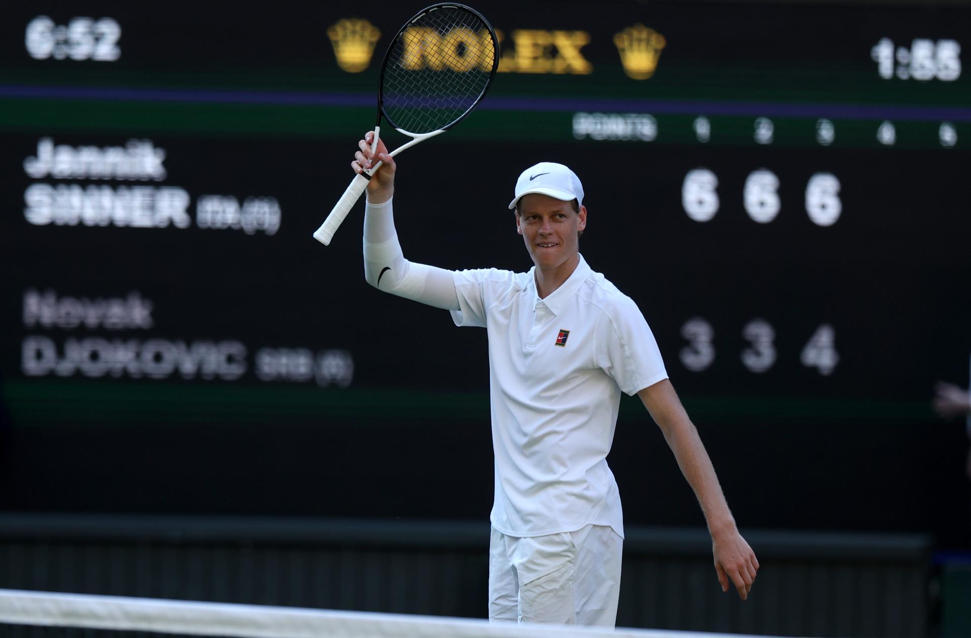 El tenista italiano Jannik Sinner durante la segunda semifinal de Wimbledon que ha jugado contra Novak Djokovic en Wimbledon, Reino Unido. EFE/EPA/NEIL HALL