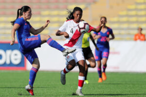 La jugadora peruana Fabiola Herrera (d) durante un partido amistoso en Lima (Perú). EFE/ Ernesto Arias ARCHIVO