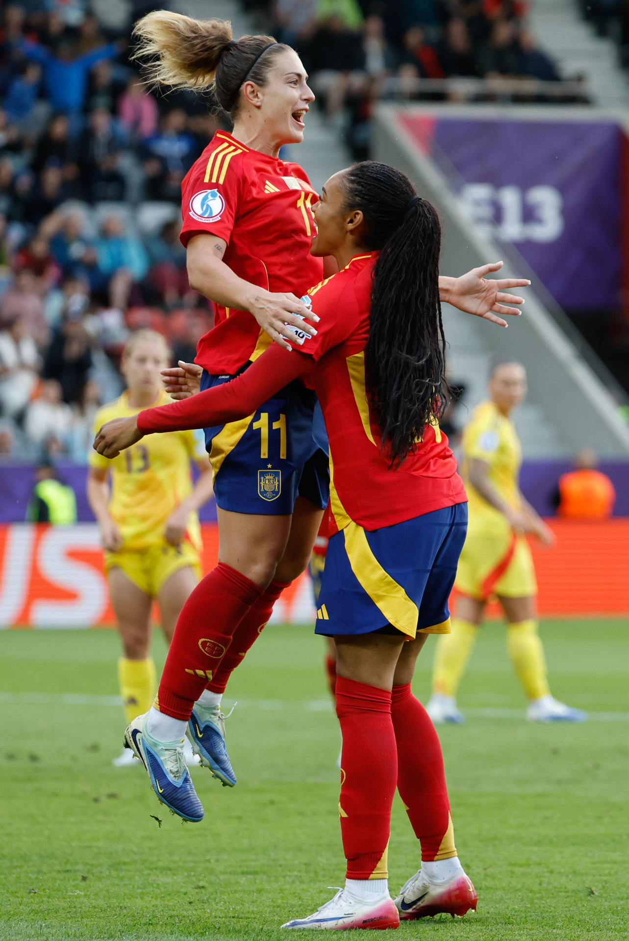 La centrocampista española Alexia Putellas (i) celebra junto a su compañera Salma Paralluelo (d) tras marcar el 6-2 durante el partido de la segunda jornada de la fase de grupos de la Eurocopa 2025 entre la selección de España y la selección de Bélgica, este lunes en el Stockhorn Arena en Thun, Suiza. EFE/ Ana Escobar
