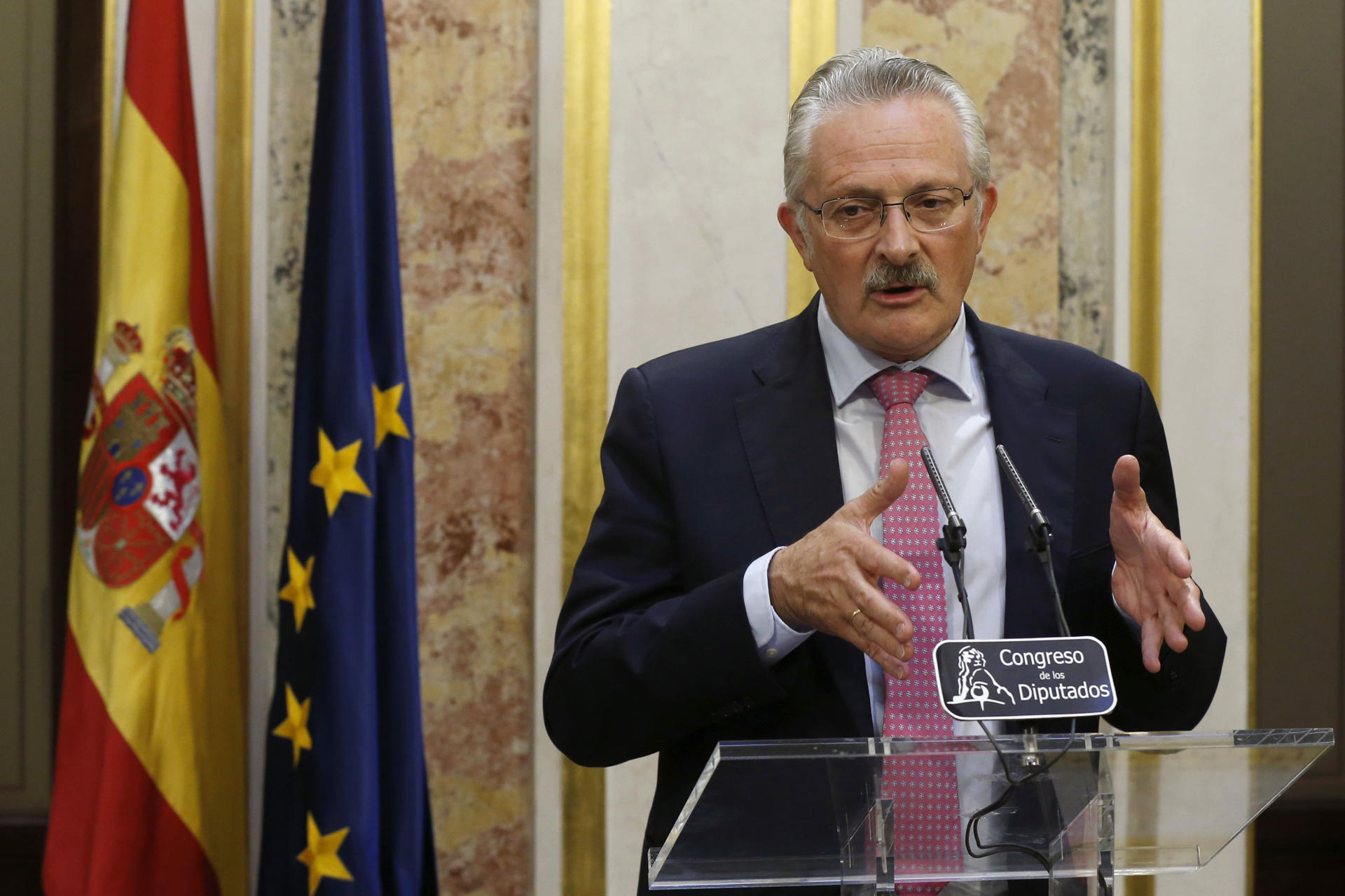 Imagen de archivo (29/05/2017).- El portavoz de Interior del PSOE, Antonio Trevín, comparece ante los periodistas fuera del hemiciclo durante el pleno de presupuestos en el Congreso. EFE/Kiko Huesca