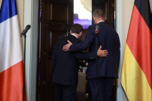 El canciller alemán, Friedrich Merz (derecha), y el presidente francés, Emmanuel Macron, se van después de un comunicado de prensa en Villa Borsig en Berlín, Alemania, el 23 de julio de 2025. (Francia, Alemania) EFE/EPA/CLEMENS BILAN