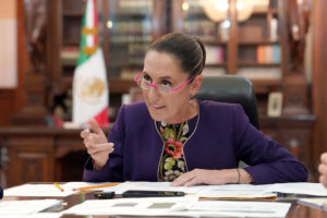La presidenta de México, Claudia Sheinbaum, participa en una rueda de prensa en el Palacio Nacional, en Ciudad de México (México). EFE/ Mario Guzmán