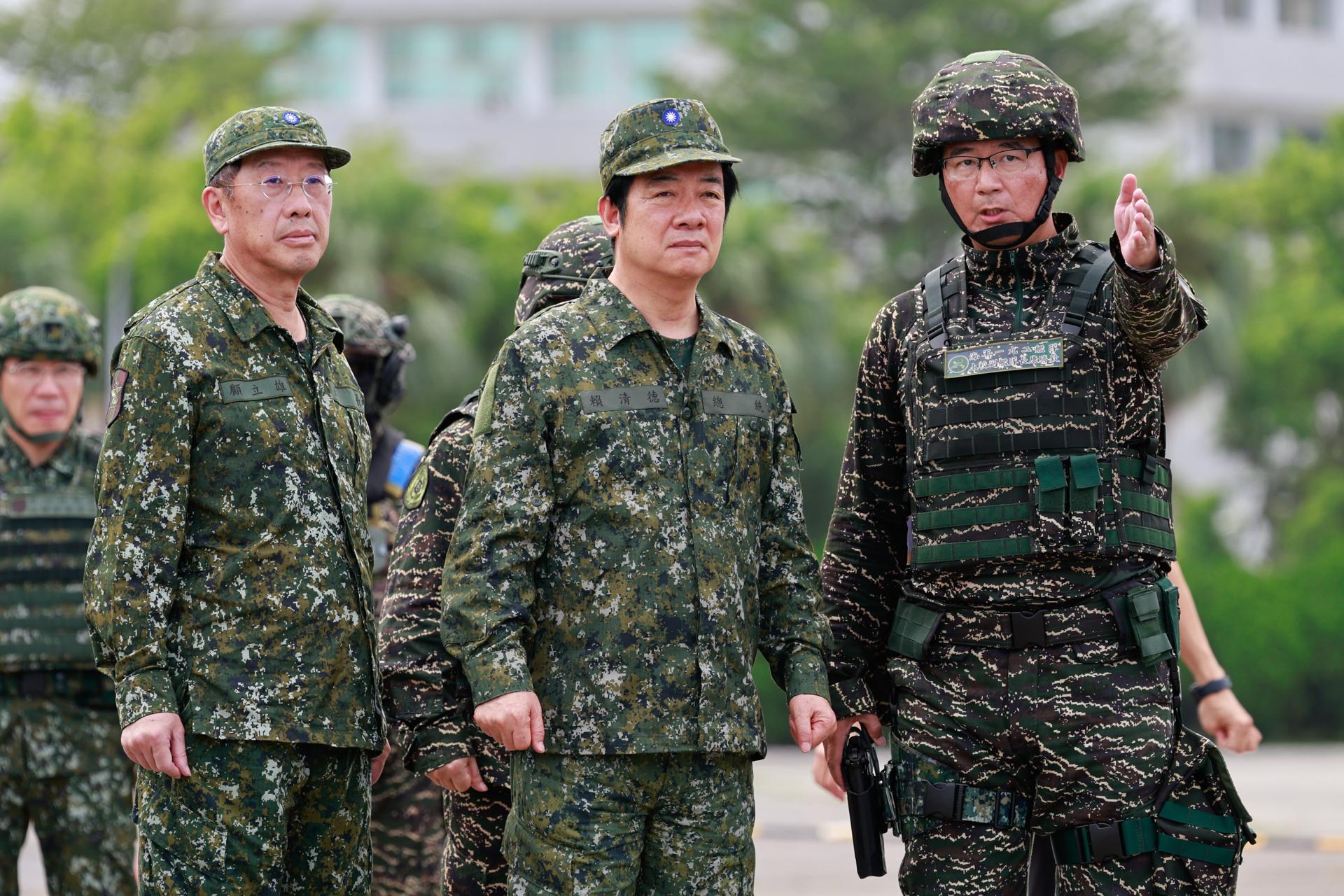 El presidente taiwanés, William Lai (C), presencia los ejercicios militares anuales Han Kuang, en la ciudad de Kaohsiung, el 14 de julio de 2025. EFE/EPA/RITCHIE B. TONGO
