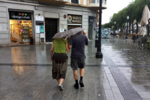 Dos personas se protegen de la lluvia en el centro de Tarragona, este sábado, cuando las comarcas de Tarragona y parte de las de Lleida han registrado en las últimas horas episodios de lluvia intensa. EFE/Javier Díaz