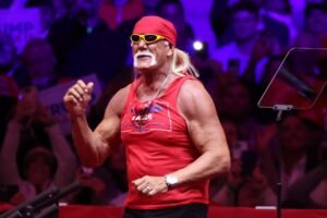 Fotografía de archivo del exluchador profesional Hulk Hogan en el escenario, antes de hablar durante un mitin en el Madison Square Garden de Nueva York (EE.UU.). EFE/Sarah Yenesel