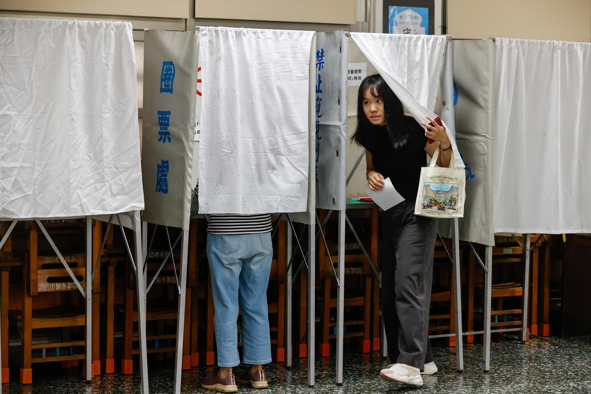 Una mujer taiwanesa prepara su voto durante una elección de revocación en Taipéi, Taiwán, el 26 de julio de 2025. EFE/EPA/RITCHIE B. TONGO
