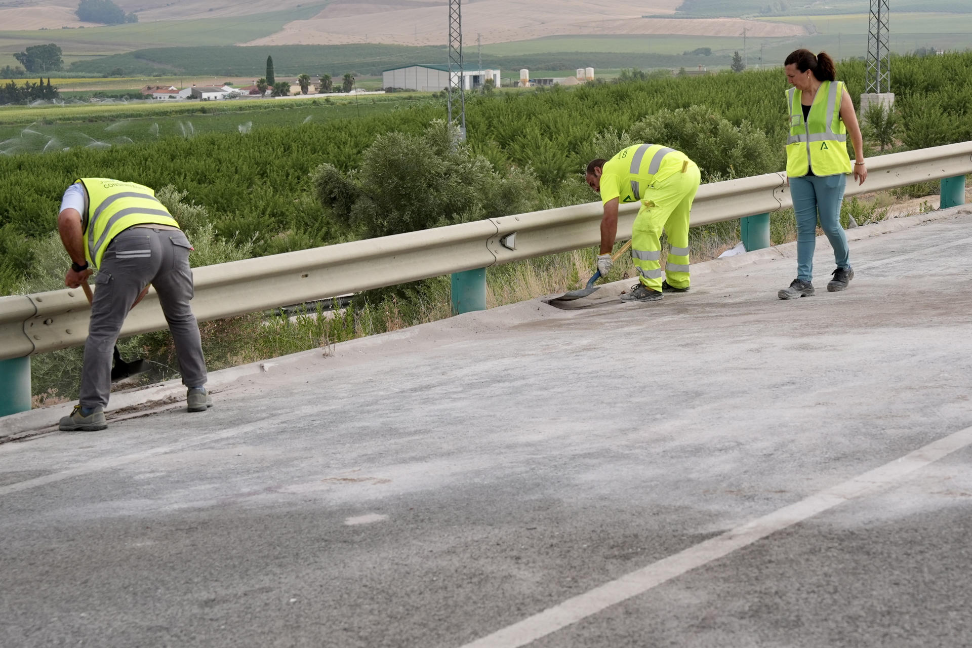Operarios de mantenimiento de carreteras limpian los restos del accidente en el que han muerto tres personas y otra ha resultado herida grave al chocar frontalmente dos vehículos en una carretera de Arcos de la Frontera (Cádiz) este martes. EFE/Román Ríos