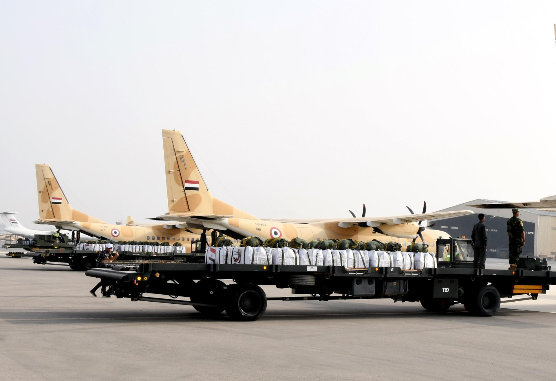 Aviones con ayuda egipcia para la Franja de Gaza, que Egipto envía este jueves por quinto día consecutivo tanto por tierra como por aire, tras las "pausas tácticas" iniciadas por Israel para aliviar el bloqueo impuesto desde hace más de dos meses en la Franja y que ha llevado a la población al borde de la hambruna. EFE/ Fuerzas Armadas Egipcias ***SOLO USO EDITORIAL/SOLO DISPONIBLE PARA ILUSTRAR LA NOTICIA QUE ACOMPAÑA (CRÉDITO OBLIGATORIO)***