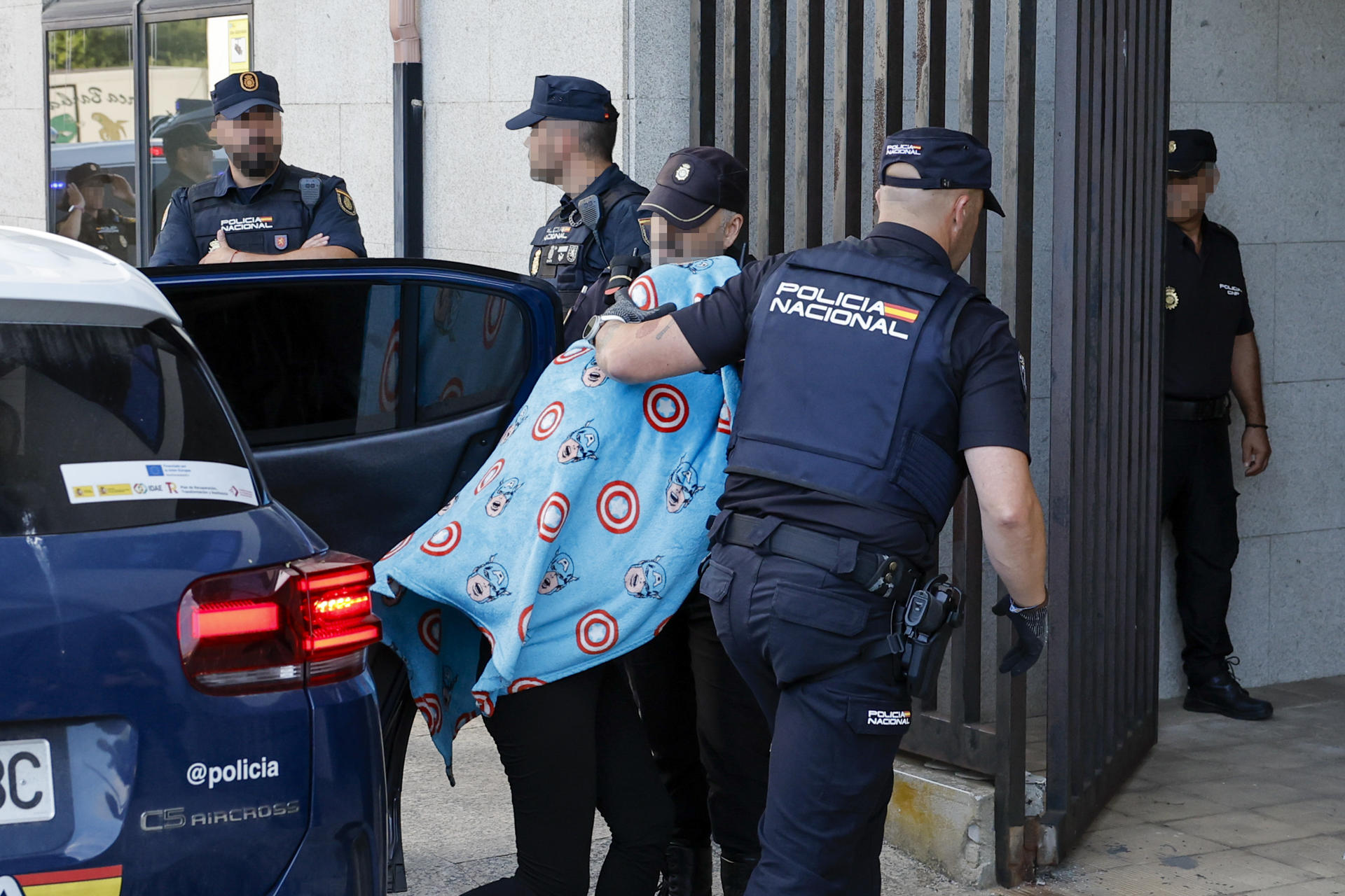 Una de las detenidas por la pelea durante una pedida de mano que se saldó con una víctima mortal y varios heridos llega al juzgado de Ribeira este viernes para pasar a disposición judicial. EFE/ Lavandeira Jr.