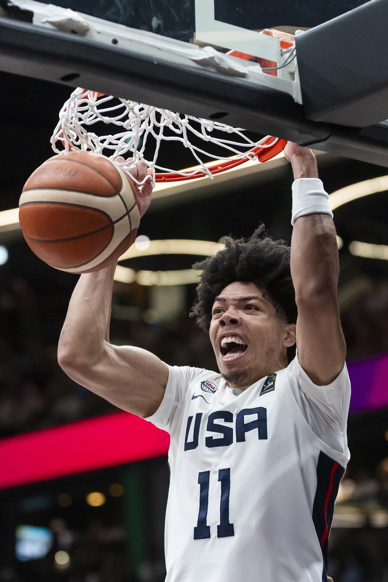 El estadounidense Tyran Stokes hace una mate durante la final del Mundual sub-19 ante Alemania. EFE/EPA/CYRIL ZINGARO