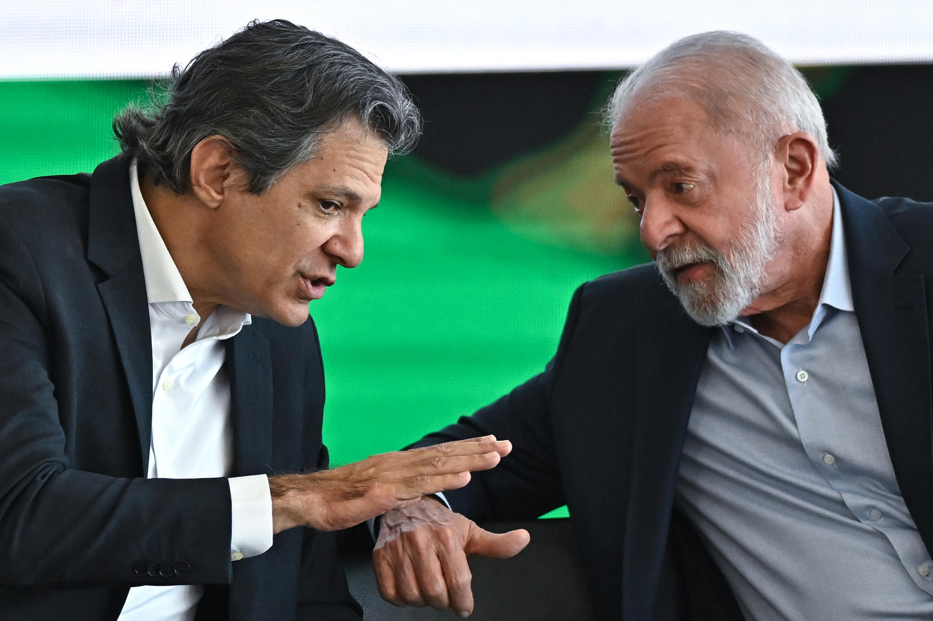 El presidente de Brasil, Luiz Inácio Lula da Silva (d), habla con el ministro de Hacienda, Fernando Haddad, durante la ceremonia de lanzamiento del Plan ''Safra'' 2025/2026 este martes, en el Palacio del Planalto en Brasilia (Brasil). EFE/Andre Borges