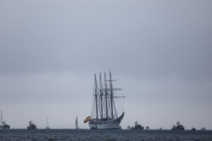 El buque escuela Juan Sebastián de Elcano llega a Marín (Pontevedra) con la princesa Leonor a bordo, quien recogerá tres días más tarde, de manos de su padre, Felipe VI, el despacho que la acreditará como alférez de fragata. EFE/ Lavandeira Jr