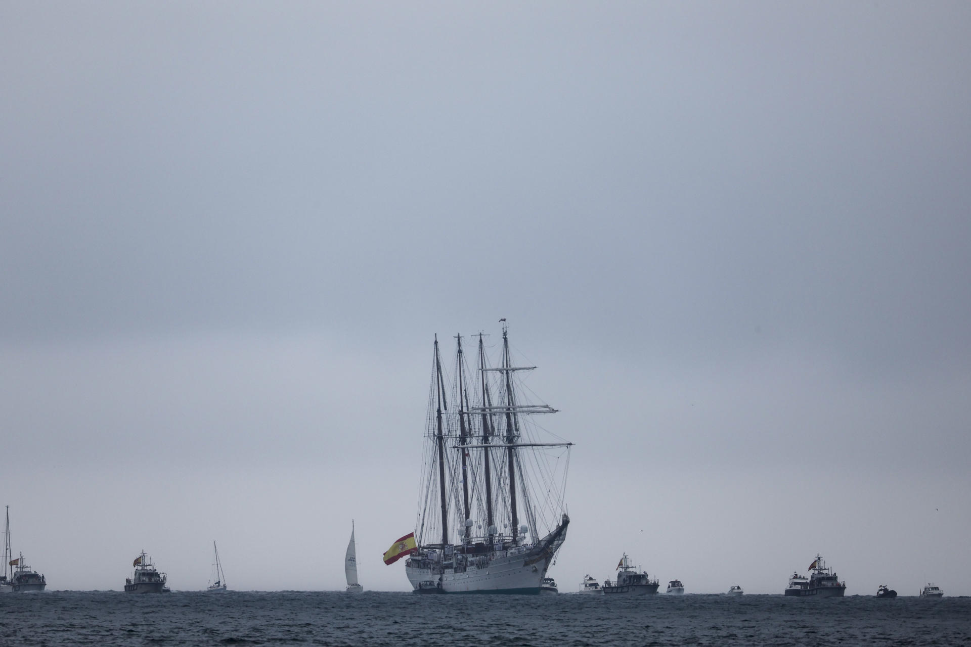 El buque escuela Juan Sebastián de Elcano llega a Marín (Pontevedra) con la princesa Leonor a bordo, quien recogerá tres días más tarde, de manos de su padre, Felipe VI, el despacho que la acreditará como alférez de fragata. EFE/ Lavandeira Jr
