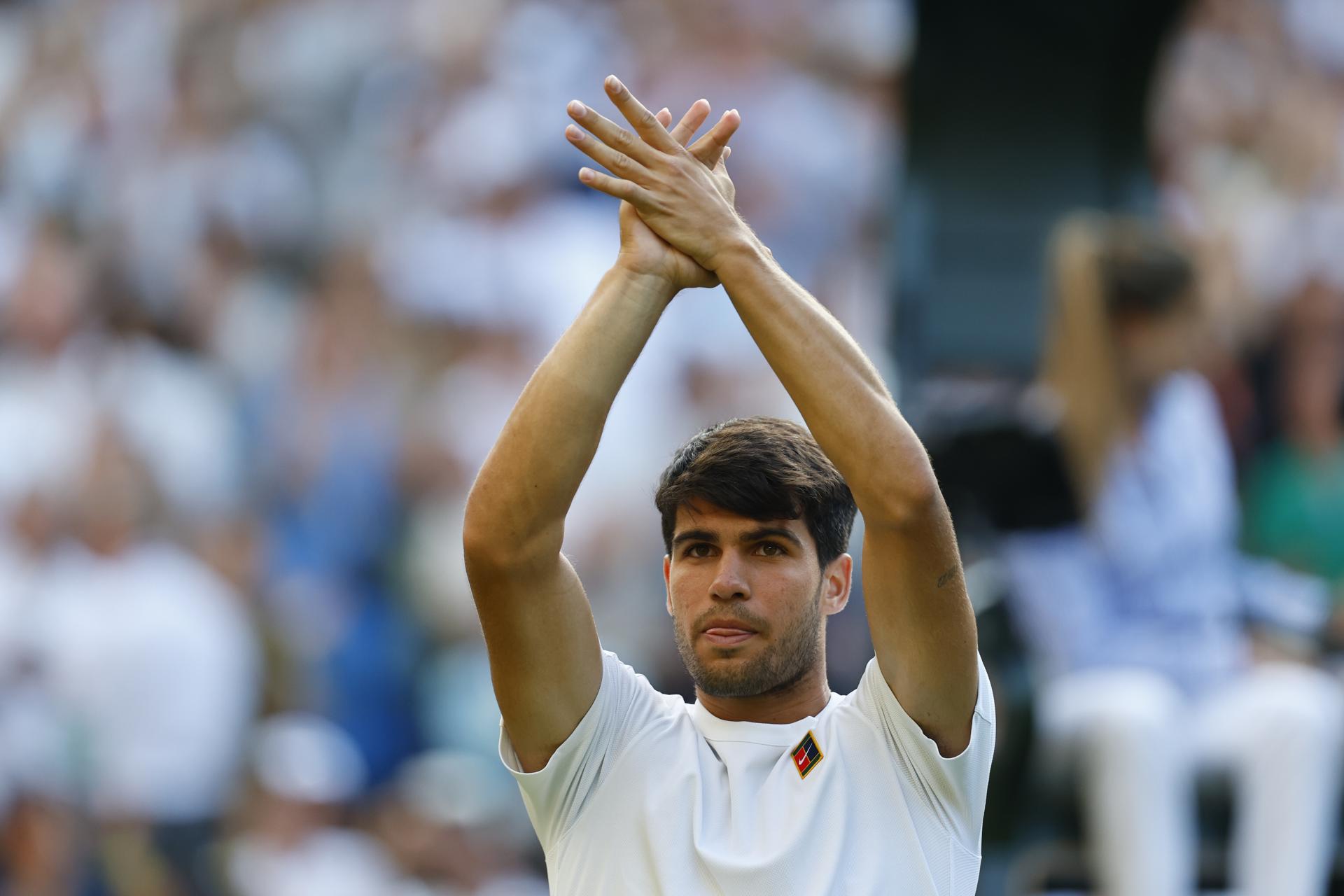Carlos Alcaraz festeja el triunfo ante el alemán Jan Lennard Struff en la tercera ronda de Wimbledon.(Tenis, Alemania, España, Reino Unido) EFE/EPA/TOLGA AKMEN