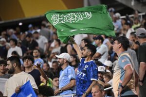 Un hincha de Al Hilal agita una bandera durante el primer tiempo extra del partido de la Copa Mundial de Clubes de la FIFA 2025 entre Manchester City y Al Hilal en Orlando, Florida (EE.UU.). EFE/MIGUEL RODRIGUEZ