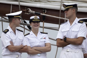 El buque escuela Juan Sebastián de Elcano, con la princesa Leonor entre los 76 guardiamarinas que lleva a bordo, ha partido este lunes de Gijón para poner rumbo a Galicia, donde dentro de unos días finalizará el crucero de instrucción que inició el pasado mes de enero. EFE/Paco Paredes