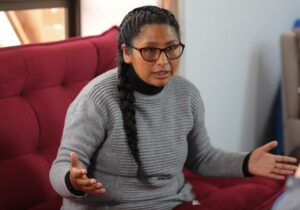 Fotografía de archivo fechada el 19 de febrero de 2021 de la dirigente del Movimiento de Renovación Nacional (Morena), Eva Copa, hablando durante una entrevista con EFE, en El Alto (Bolivia). EFE/ Martin Alipaz