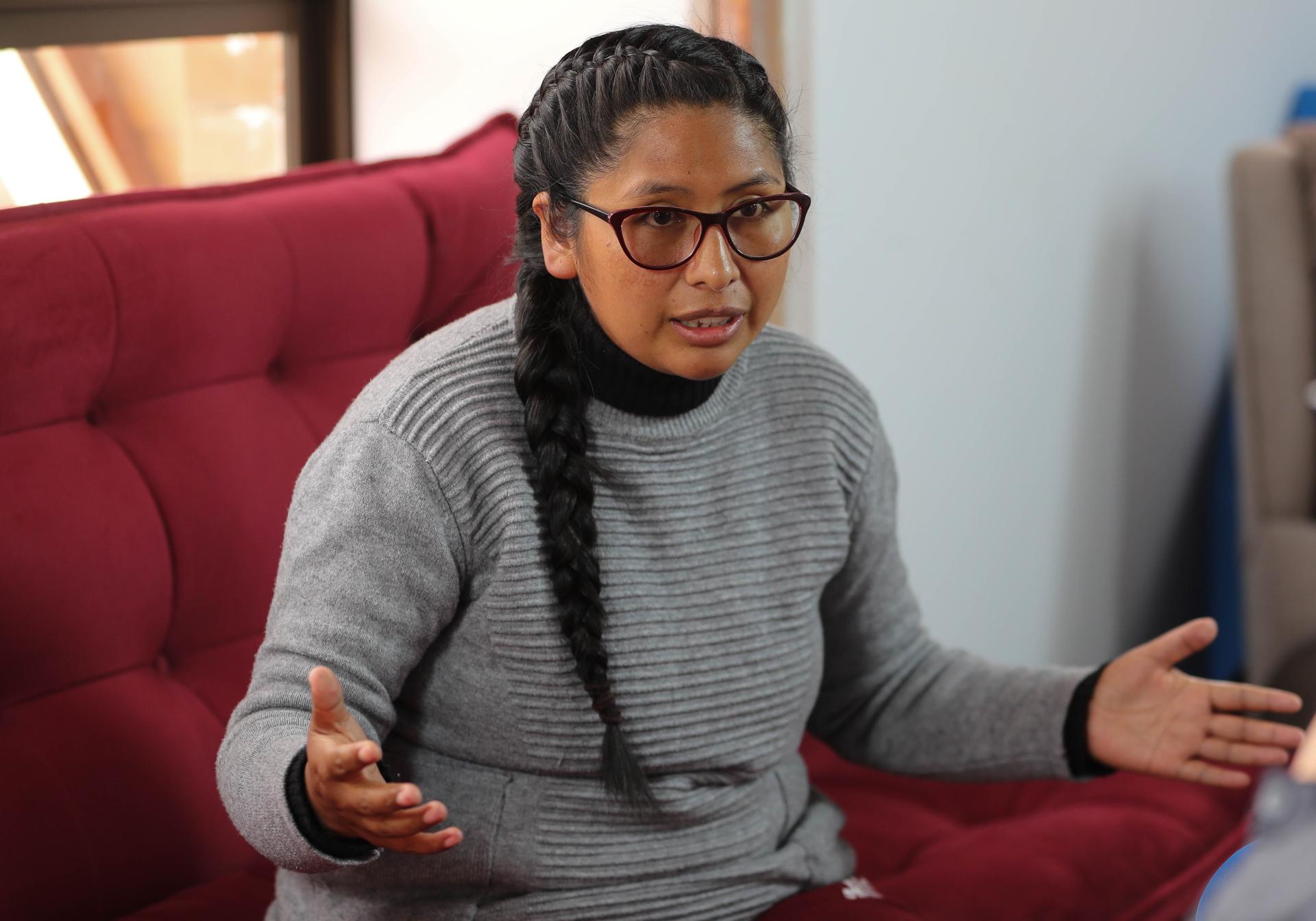 Fotografía de archivo fechada el 19 de febrero de 2021 de la dirigente del Movimiento de Renovación Nacional (Morena), Eva Copa, hablando durante una entrevista con EFE, en El Alto (Bolivia). EFE/ Martin Alipaz