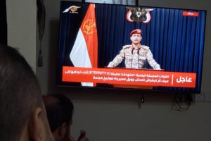 La gente observa al portavoz militar de los hutíes, Yahya Sarea, mientras entrega una declaración televisiva sobre el ataque al barco Eternity C, en Sana'a, Yemen, 09 de julio de 2025. Los hutíes de Yemen han afirmado haber atacado y hundido el barco Eternity C en el Mar Rojo, según una declaración del portavoz militar de los hutíes, Yahya Sarea. EFE/EPA/YAHYA ARHAB