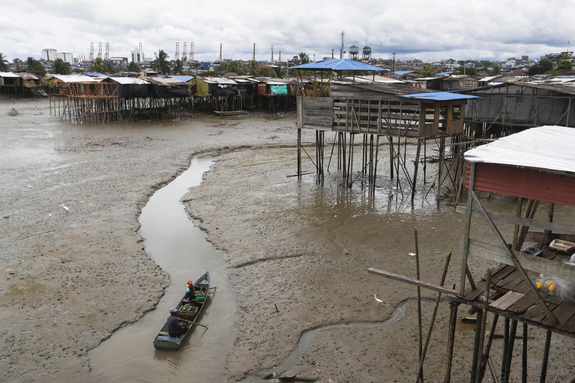 Personas transitan a bordo de una canoa este miércoles, en Buenaventura (Colombia). EFE/ Ernesto Guzmán