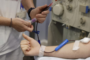Toma de muestra de sangre para su posterior análisis. EFE/Kai Försterling/Archivo