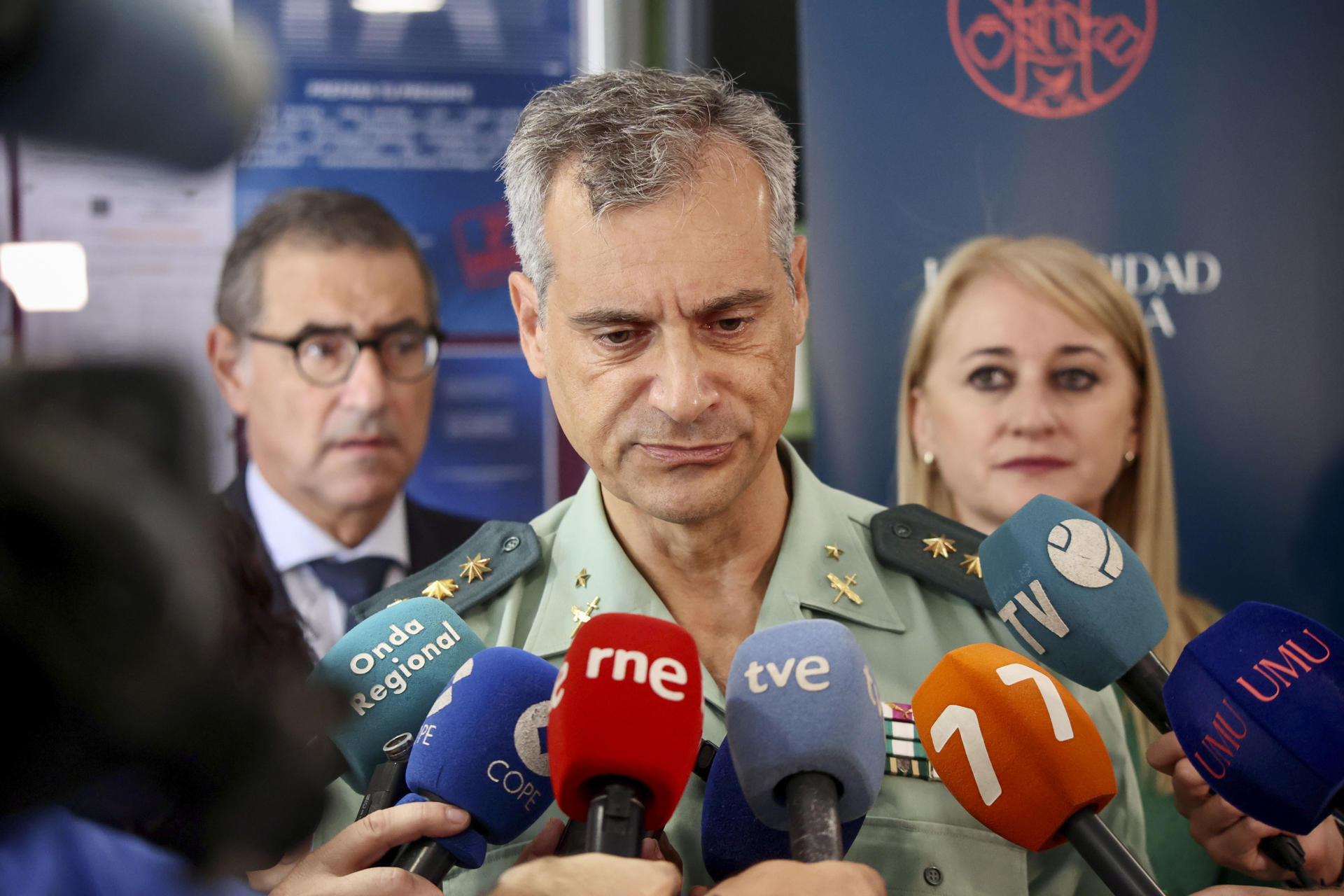 La delegada del Gobierno en Murcia, Mariola Guevara (d) y el coronel jefe de la Guardia Civil, Francisco Pulido (c) inauguran este martes la jornada titulada "Impulsar capacidades, romper barreras: el rol de las micro credenciales universitarias en la inclusión social y laboral" en la Facultad de Informática de la UMU. EFE/Juan Carlos Caval