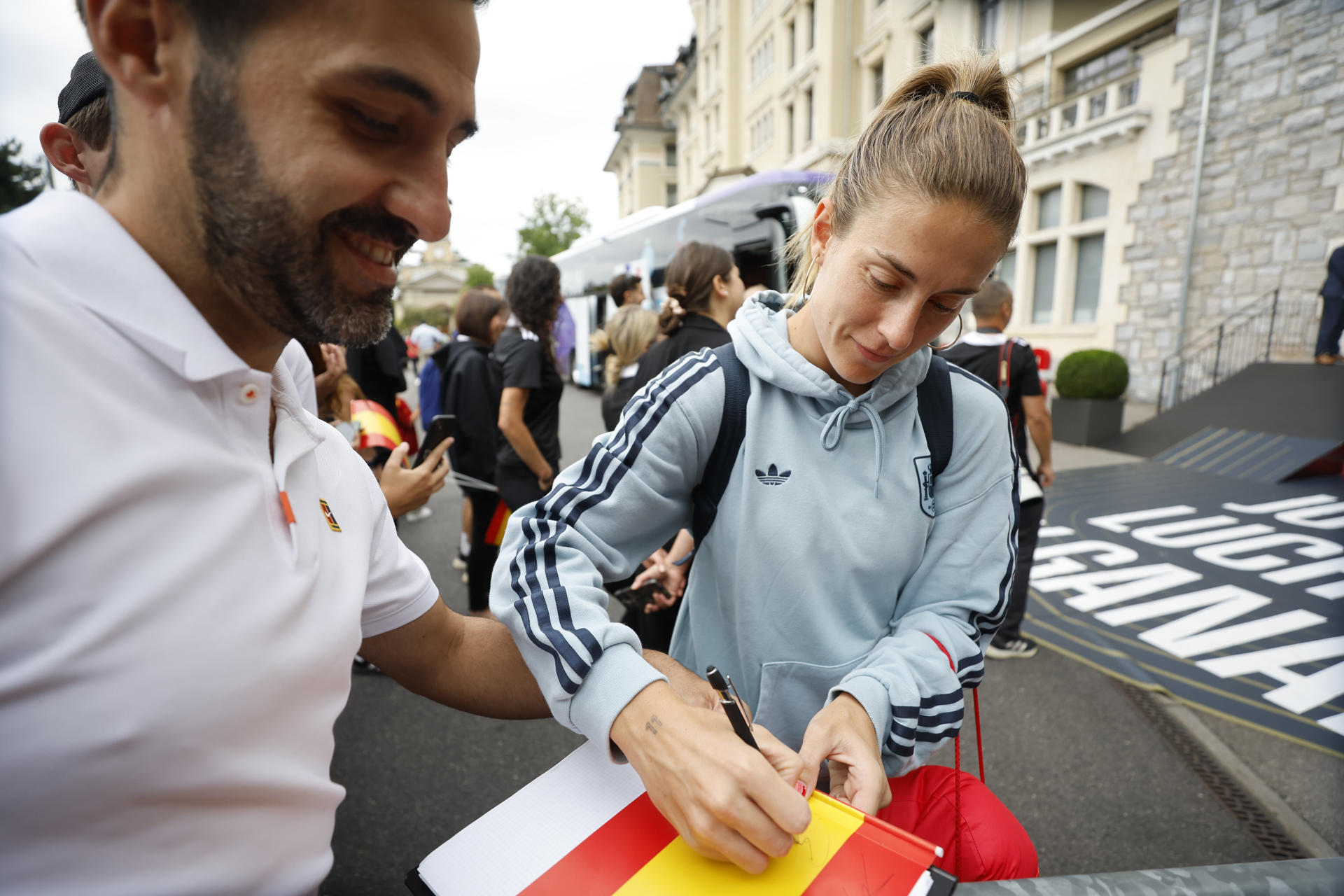 La centrocampista de la selección española Alexia Putellas firma autógrafos a su salida del hotel en Lausana antes de dirigirse a Basilea para disputar la final de la Eurocopa ante Inglaterra el próximo domingo. EFE/ Ana Escobar
