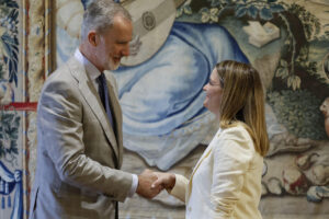 El rey Felipe VI recibe en audiencia durante sus vacaciones estivales a la presidenta Govern balear, Marga Prohens (d) en el Palacio de la Almudaina de Palma de Mallorca este lunes. EFE/ Ballesteros