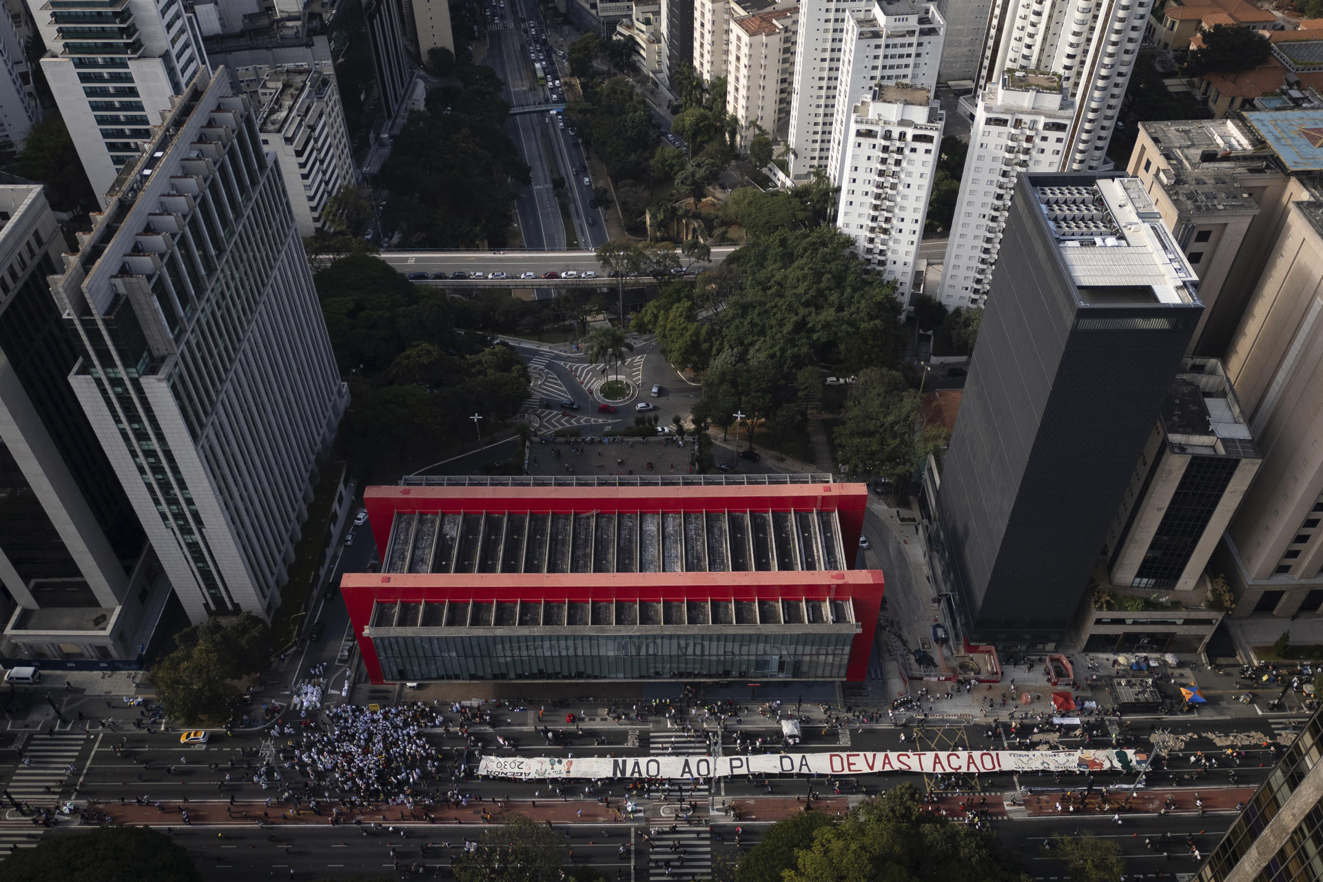 Fotografía aérea de una pancarta contra el proyecto de ley de licencias ambientales este domingo, en Sao Paulo (Brasil). EFE/ Isaac Fontana