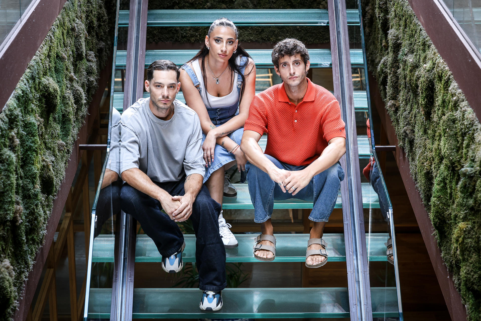 Zaira Romero (c), Joel Bosqued (izda) y Daniel Ibáñez (dcha) protagonistas de "El clan Olimpia". Imagen cedida de Pablo Cuadra/Getty para Disney+. SOLO USO EDITORIAL