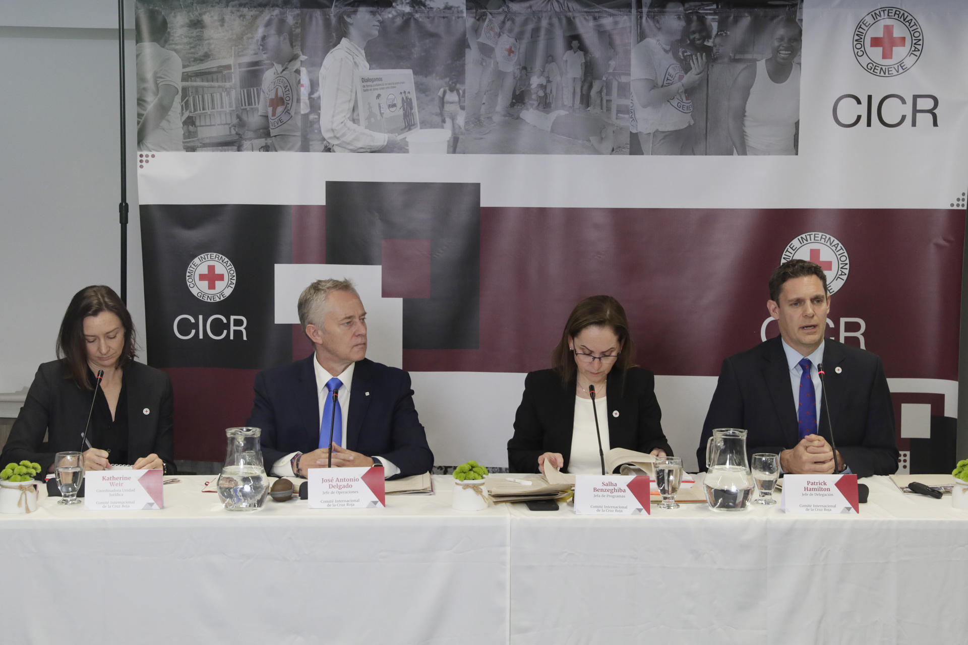 Fotografía de archivo del jefe de la delegación en Colombia del Comité Internacional de la Cruz Roja (CICR), Patrick Hamilton (d), habla junto a la coordinadora de la Unidad Jurídica del CICR, Katherine Weir (i), el Jefe de Operaciones del CICR, José Delgado (2i), y la Jefa de Programas del CICR, Salha Benzehiba, en Bogotá (Colombia). EFE/ Carlos Ortega
