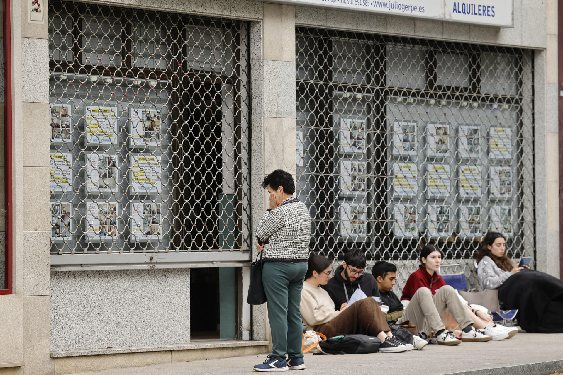 Estudiantes y padres acampan, algunos des de las tres de la madrugada, para conseguir un piso de alquiler en una inmobiliaria de Santiago, ante la falta de oferta de vivienda en Santiago de Compostela EFE/Lavandeira jr
