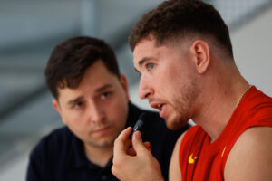 El jugador del FC Barcelona Joel Parra durante la entrevista con EFE. A sus 25 años, Joel Parra (Barcelona, 2000), ya es uno de los pesos pesados de la selección española, que tras una generación irrepetible abanderada por jugadores como Pau y Marc Gasol, Rudy Fernández o Ricky Rubio, promete ahora "dejarse la piel" con el objetivo de repetir triunfo en el Europeo de 2025, y avisa: "España siempre compite". EFE/ Mario Moron