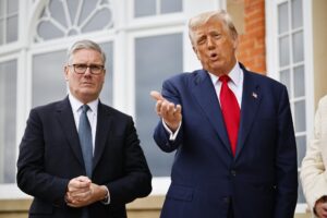 El Primer Ministro Británico Keir Starmer (I) y el Presidente de EE.UU. Donald J. Trump (D) posan para fotos antes de su reunión en el resort de golf Trump Turnberry en Turnberry, Escocia, Reino Unido, 28 de julio de 2025. El Presidente de EE.UU. Trump está en un viaje privado a Escocia para visitar sus campos de golf. (Reino Unido) EFE/EPA/TOLGA AKMEN / POOL