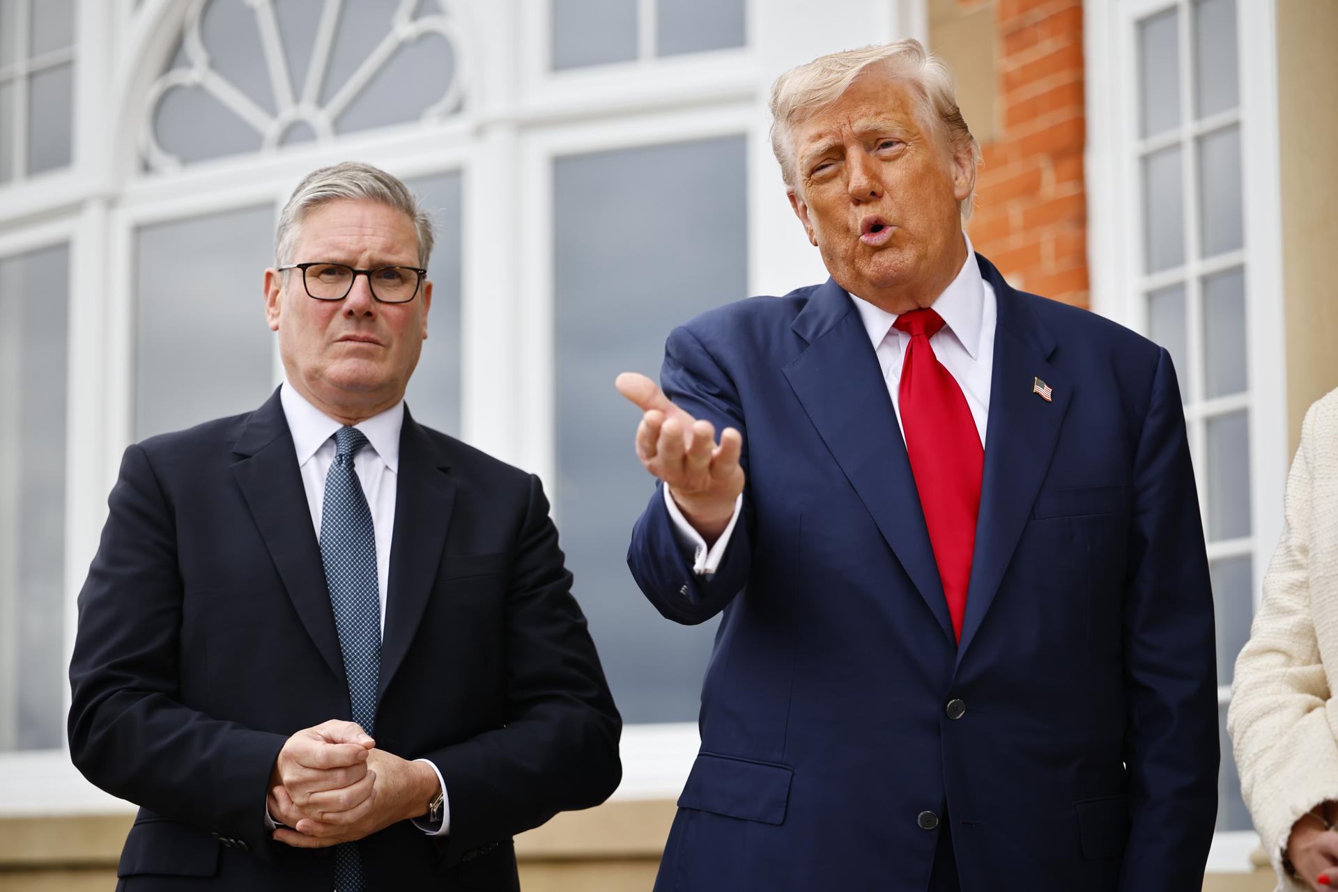 El Primer Ministro Británico Keir Starmer (I) y el Presidente de EE.UU. Donald J. Trump (D) posan para fotos antes de su reunión en el resort de golf Trump Turnberry en Turnberry, Escocia, Reino Unido, 28 de julio de 2025. El Presidente de EE.UU. Trump está en un viaje privado a Escocia para visitar sus campos de golf. (Reino Unido) EFE/EPA/TOLGA AKMEN / POOL